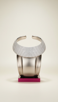 Collar rígido de platino con diamantes pavé